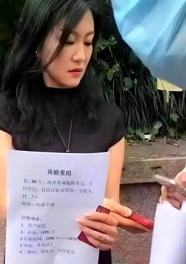 40岁离异带俩娃的女子在相亲广场举牌征婚要找资产过亿、帅气且不超35岁的霸道总裁