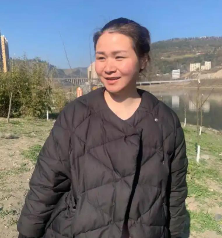 “最美宝妈”太让人佩服了！2021年，在湖北十堰，一个妈妈在河边陪娃玩得正开心，