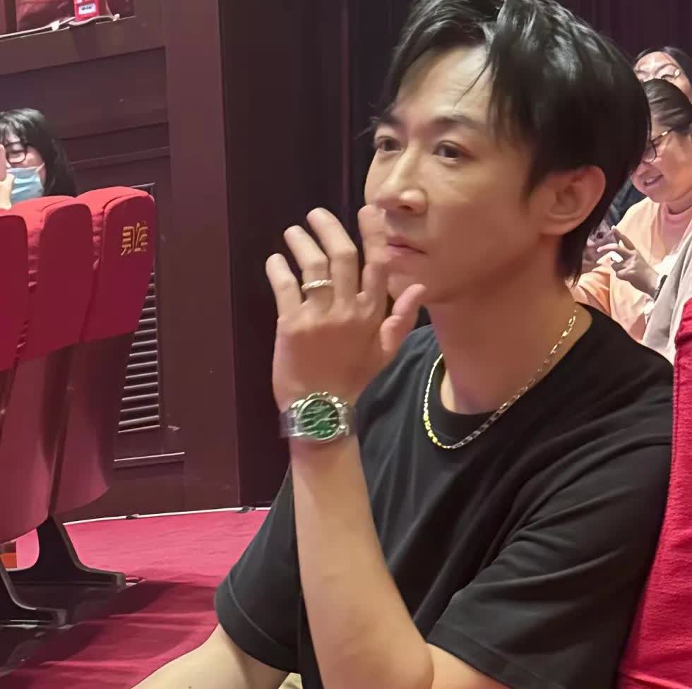 董璇二婚了，
看到她老公长相，
猛地一看
俩人还有点夫妻相，
再看第二眼