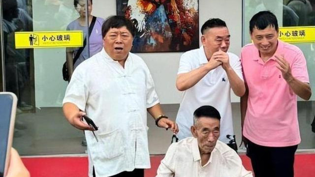 杨少华离世引风波，杨议直播澄清质疑，冯巩以曲协名义表心意