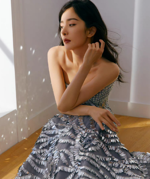 轻柔的阳光洒下，婀娜迎春