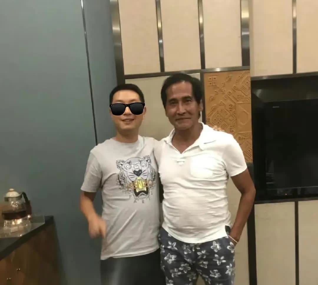 63岁齐秦近照曝光，身形发福大肚腩抢镜，老了太多难以出