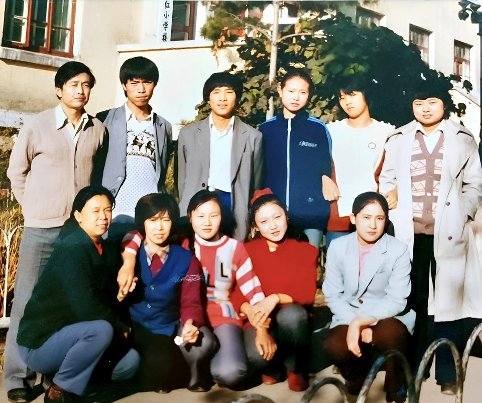 1992年，单位组织团建活动时留下的照片，那时喜欢拎上一台录音机带上啤酒去郊外野