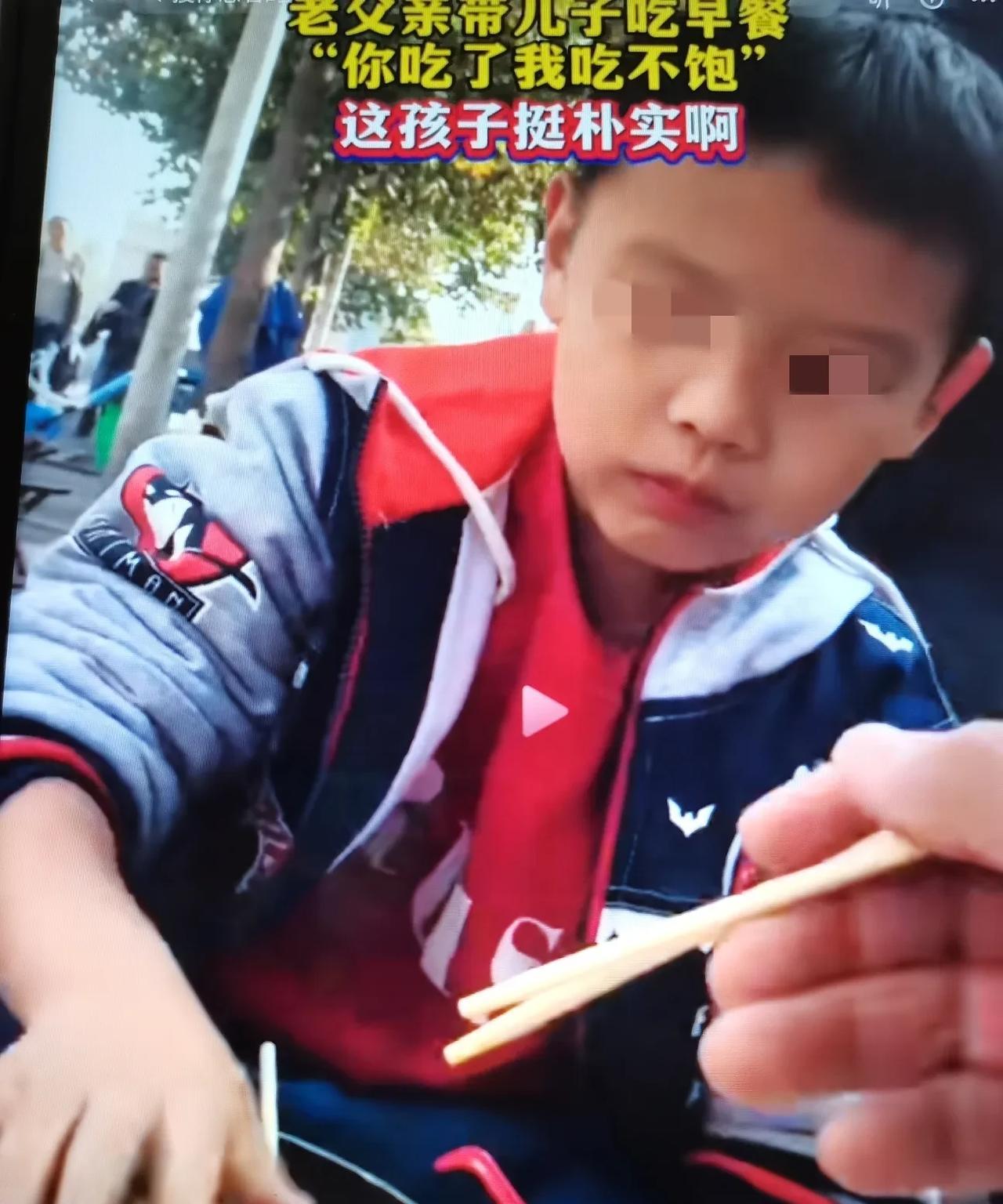 一男子带孩子吃早餐，发生一幕，让网友瞬间不淡定了：这妥妥的是大人责任！
    