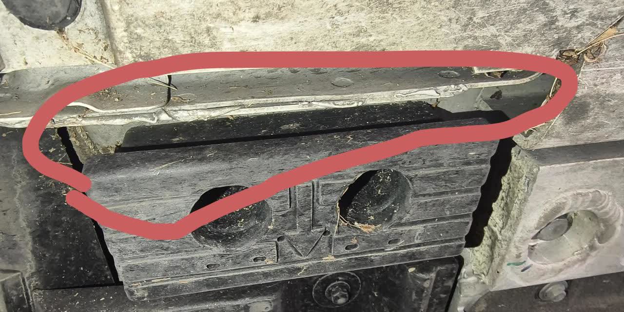 极氪001前轮后的底盘这样正常吗
2500公里，一直走城市道路。