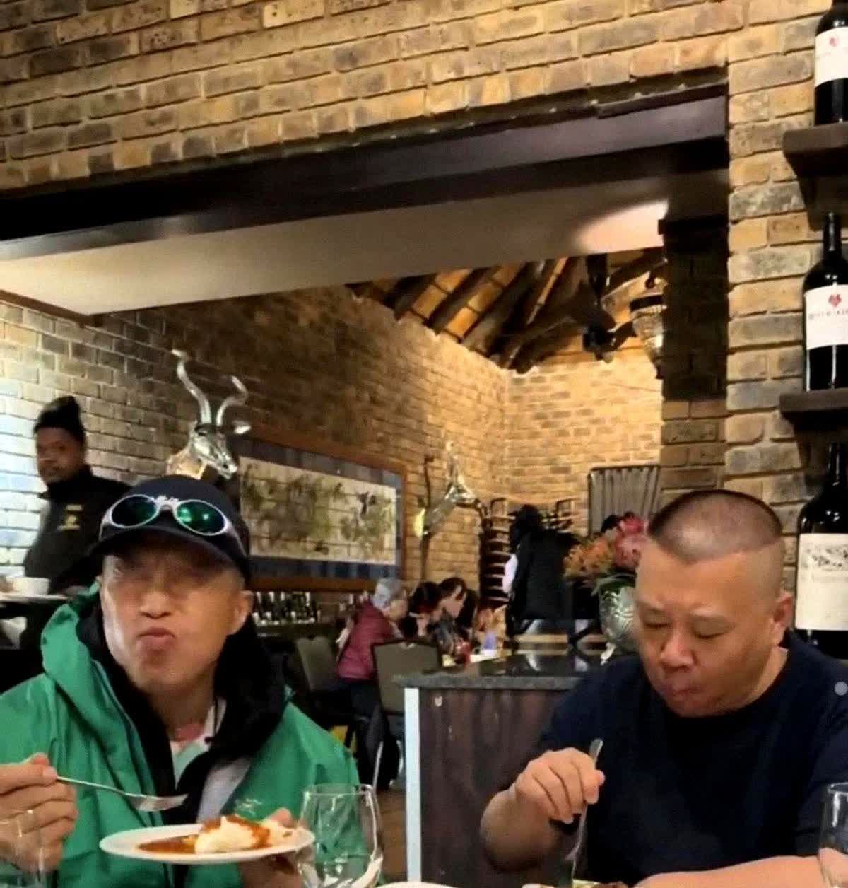 郭德纲携德云社非洲之行，当地最好的餐馆就餐，吃的却是清一色的半成品！

老郭