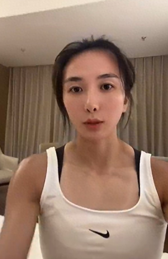 昨天结束的全国田径锦标赛女子100米栏决赛中，林雨薇赛中摔倒，最终获得第三。
赛