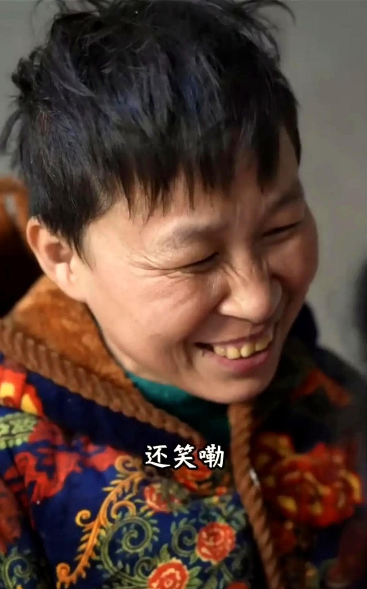 姐姐下午过来了，可是梦秋到现在还没有起床，光着身子在床上躺着，姐姐非常吃惊，怎么