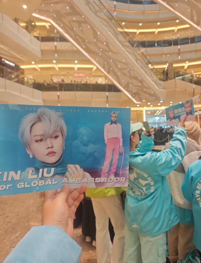 今天迪奥线下活动，刘雨昕的兵已就位
全景图一眼望去都是昕蓝色，期待Dior Gl