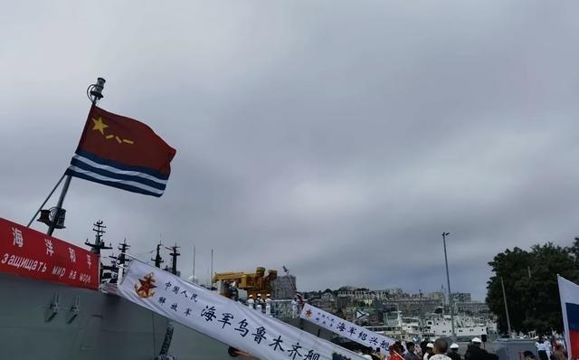中国与俄罗斯舰队与潜艇，汇集于俄罗斯的符拉迪沃斯托克一起演习的时候，来了不少中国