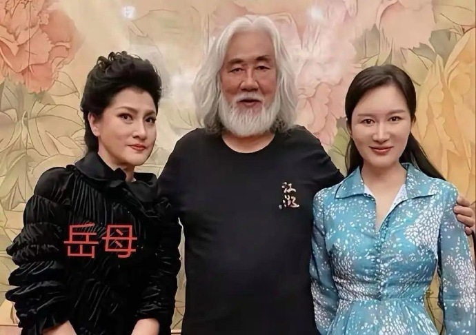 张纪中岳母颜值惊艳还超显年轻，比他小11岁，一家同框宛如三代人，这反差感拉满！张