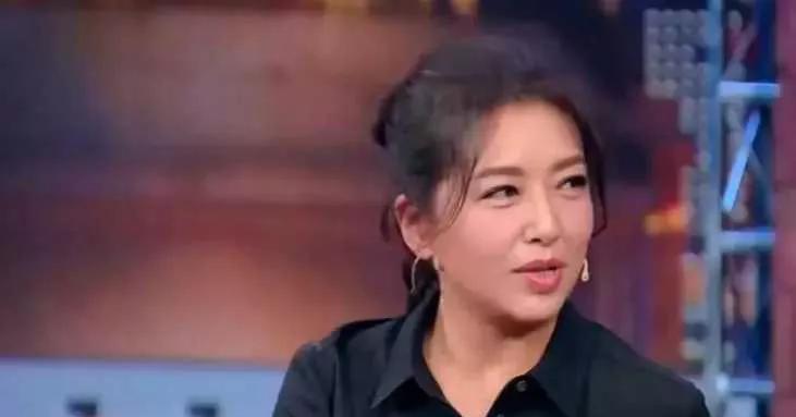 润色后内容
演员江珊回忆道：“当年我和高曙光离婚后，在工作中结识了小9岁的靳东。