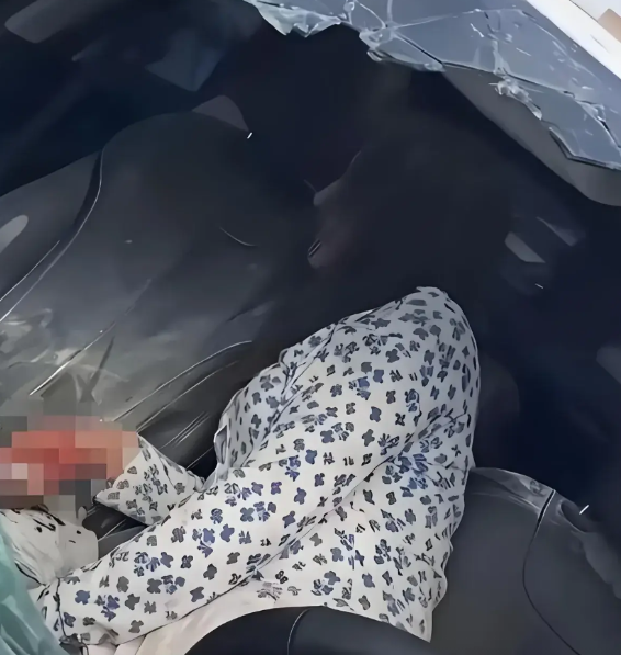 南宁抓奸大戏后续：小三颜值惊艳全网，渣男底裤被扒光！
妻子带着孩子买菜发现老公车