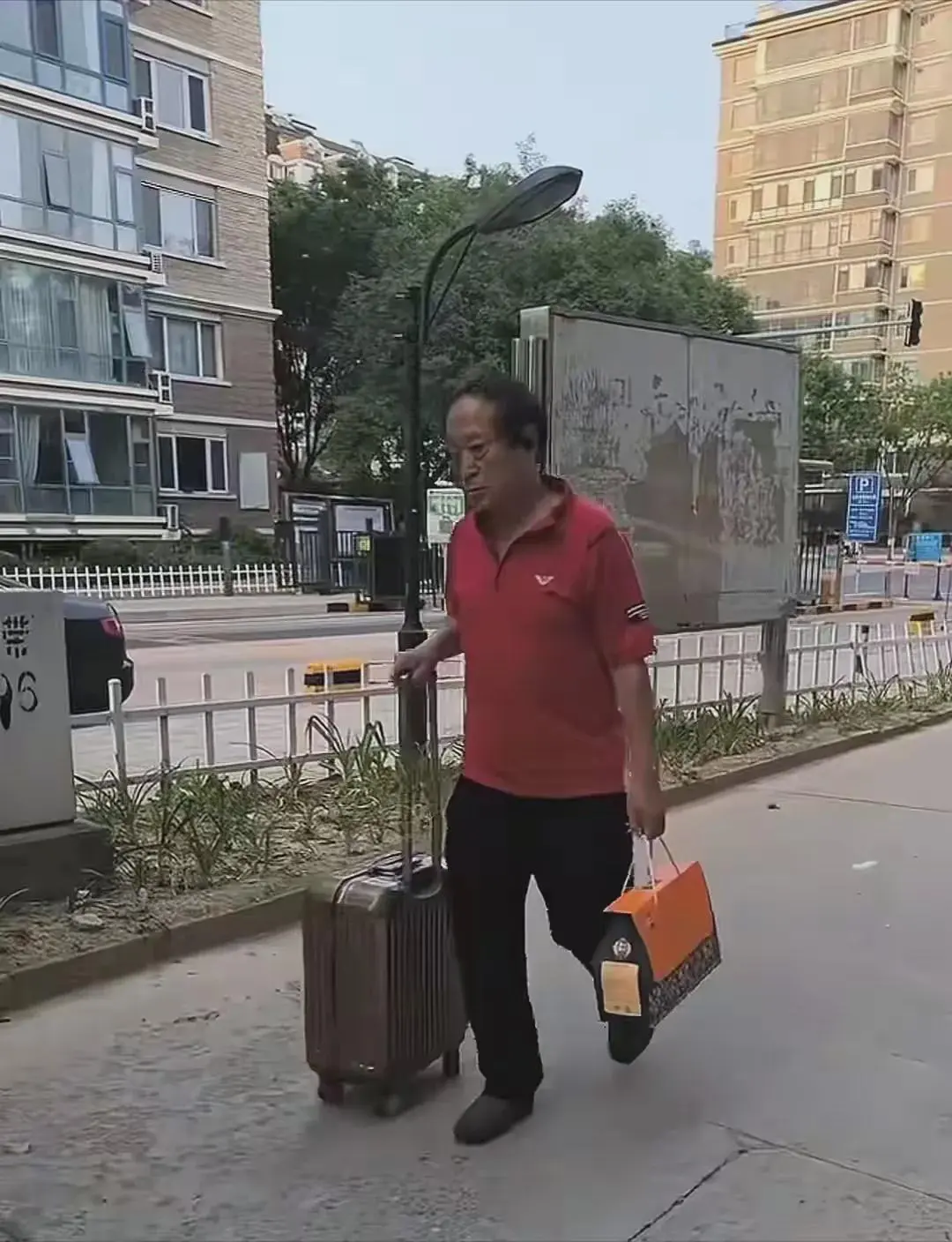 牛群的惨状不是因为缺钱，上万的退休金怎么也得有吧？看起来惨是因为他的精神面貌，没