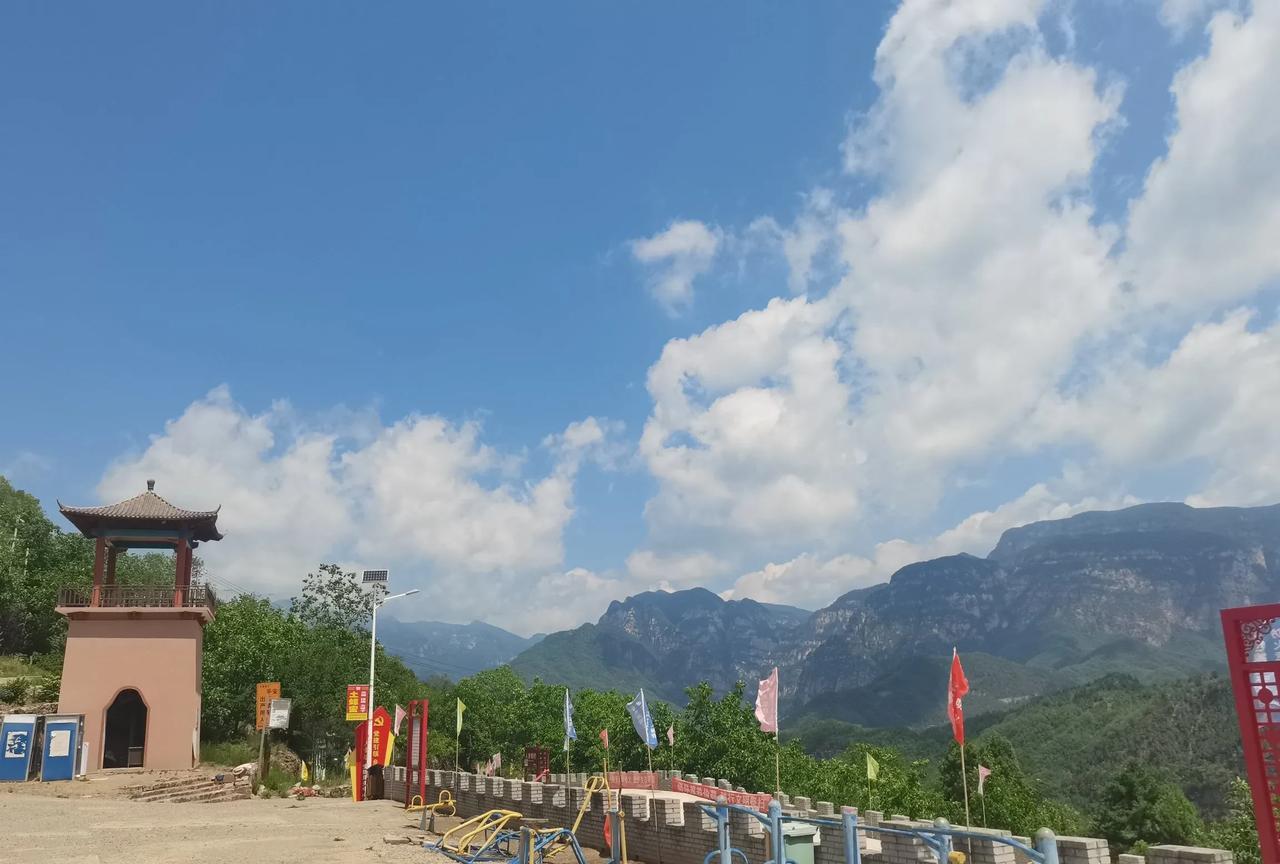 打卡阳城县人参埌村
人参埌村是山西阳城县大山深处的村落，通往村子的水泥路虽然不宽