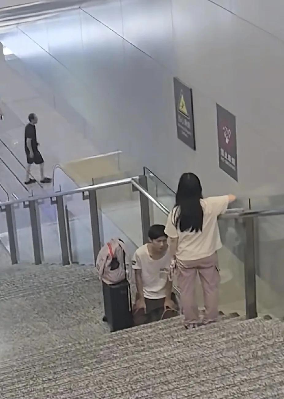 男儿膝下有黄金，
儿女情长伴终身。
只愿得到一人心，
楼梯长跪不起身。
女孩高声