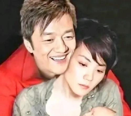 单是看王菲和李亚鹏当年的这张合影照，一眼就看出来了，男方比女方更爱对方，简单明了