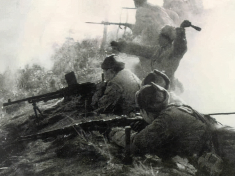 1951年，在一个炮兵阵地上，竟然还有炮弹射出，要知道这个阵地基本全员阵亡了。美