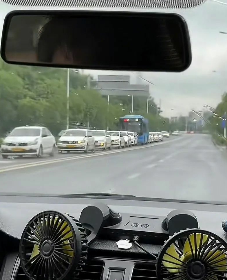 求公交车上的打工人心理阴影面积