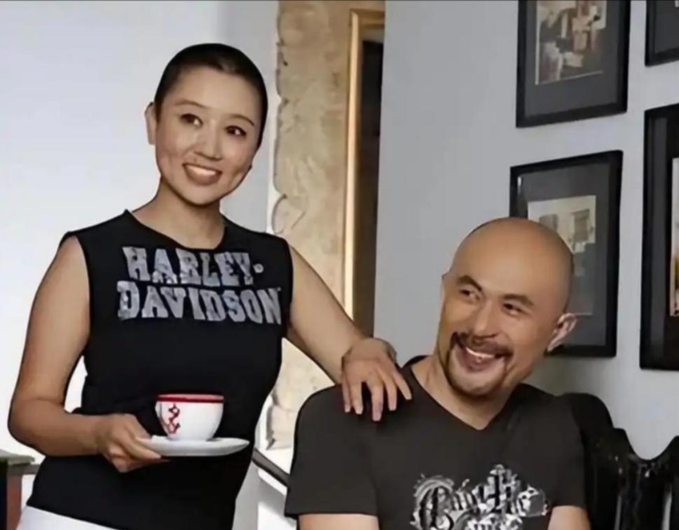 1994年，徐锦江在云南拍戏，路过机场时看见一群女兵，其中一位特别吸引他，他立马
