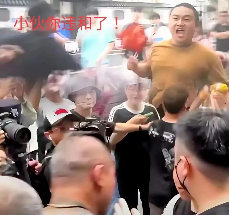 曾经深绿的馆长来大陆，不管他曾经怎么骂过大陆和大陆政府，国台办还是对他表示欢迎，