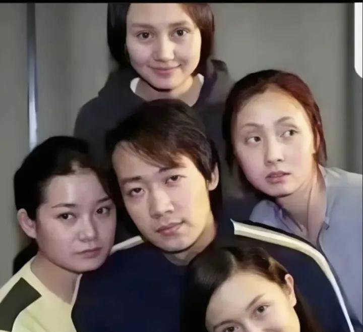 朱媛媛生前与丈夫辛柏青及好友们的一张温馨留影，朱媛媛幸福的依偎着丈夫一脸甜蜜