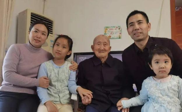 泪目！1979年，一对内蒙夫妻生活拮据，生下儿子后害怕养不起，就送给了一个丧子的