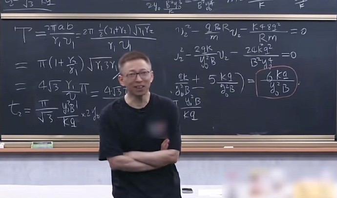 填报志愿和父母有分歧？来听听张朝阳怎么说！[鼓掌]
有网友提问：如果爸妈强硬插手