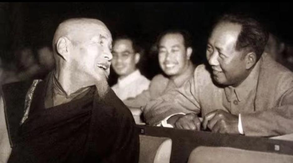 这张照片拍摄于1954年第一届全国人民代表大会期间 。喜饶嘉措是我国藏传佛教的一