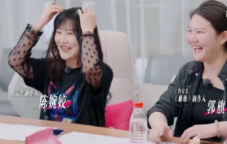 万千惠这个CEO闺蜜应该也觉得心虚吧，不然为啥上节目还要打码呢？

同是素人，同