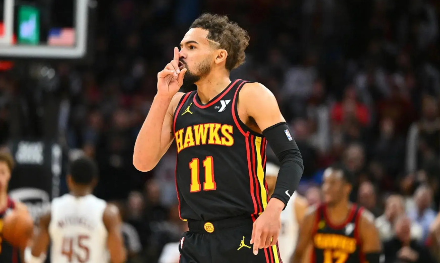 特雷-杨真惨啊。名记近日在一档节目中谈到了特雷-杨，他说：“特雷-杨目前全身心投