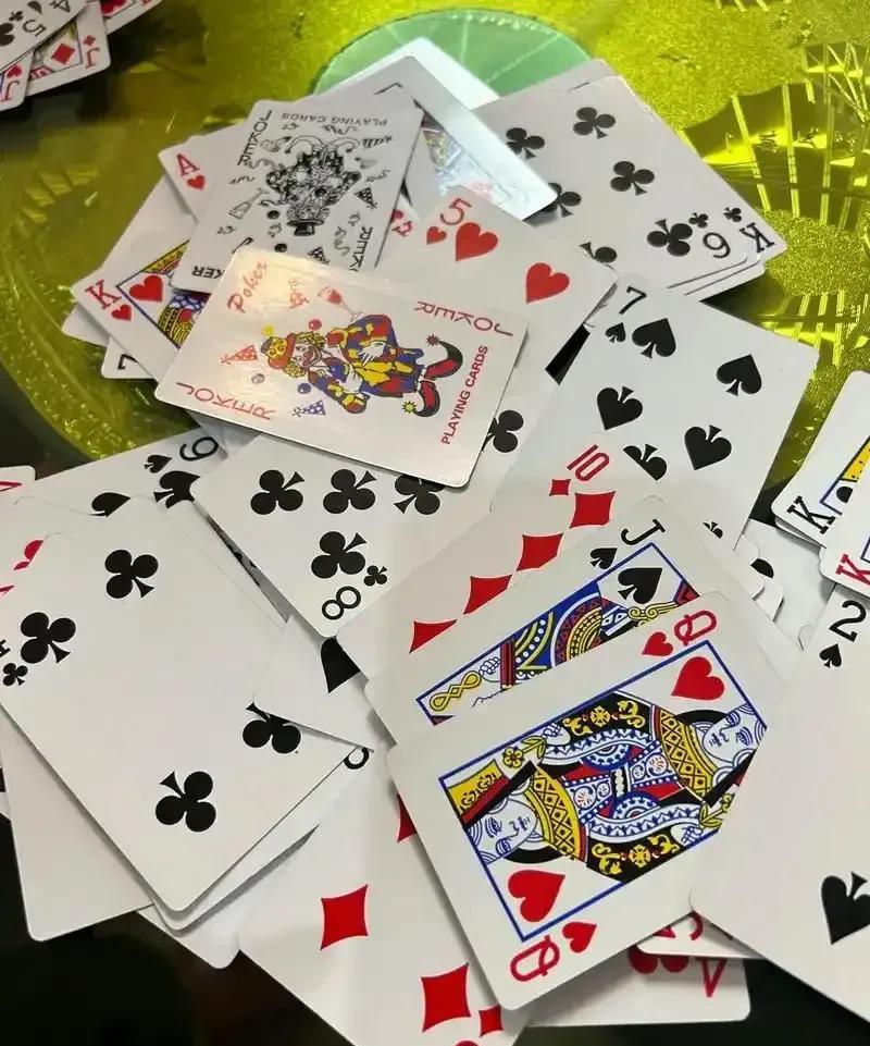 昨天碰上四位大姐，以前都是老伴的同事，有两位还是邻居。老伴问，你们退休后忙什么呢