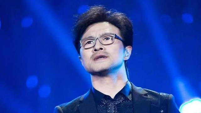 歌手，汪峰确实有不少脍炙人口的作品，《怒放的生命》《春天里》《飞得更高》等歌曲，直到现在这些歌依旧是