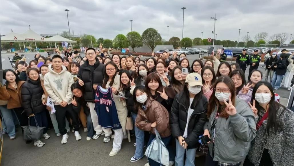 广东队到达四川，杜锋与球迷互动，沃特随队备战！
