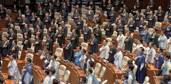 国民力量党真是不识趣，在出席国会上与民主共同党对着干起来。这时候在韩国的国会上看