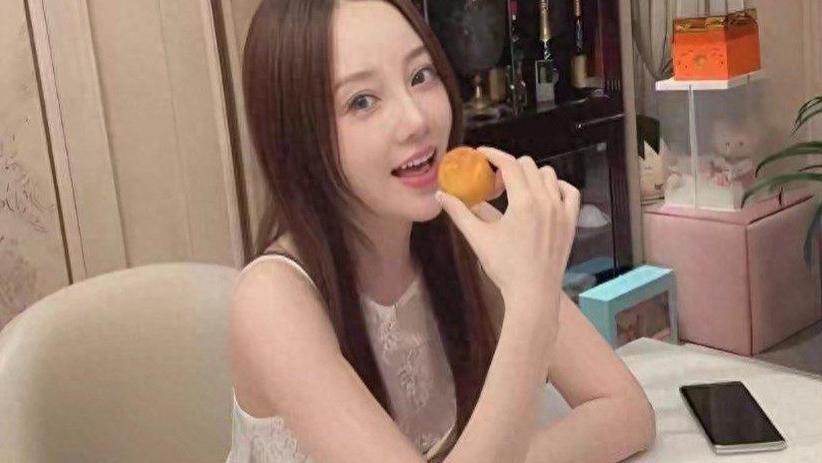 45岁李小璐海南旅游，身穿豹纹短袖气场强大，不理会女儿被孤立
