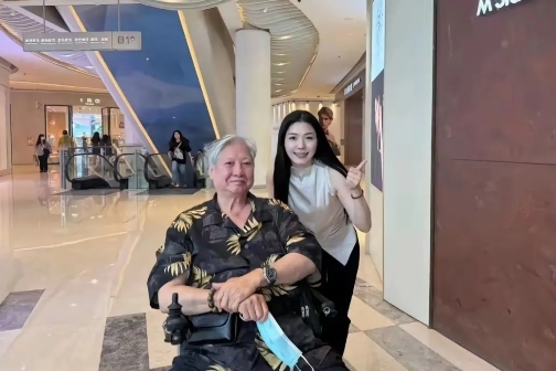 75岁洪金宝深圳逛街，潮装亮相，身形清减却精神矍铄！昔日“最灵活的胖子”如今轮椅
