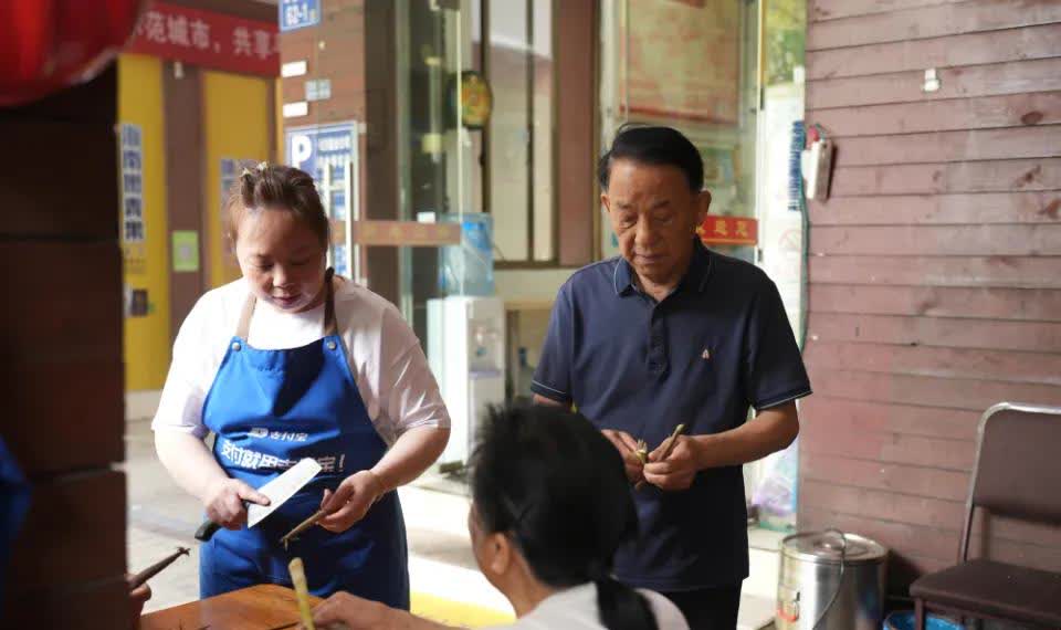 “喻爹是真正的好人！”湖南，一夫妻带2孩子在长沙开了家早餐店，邻居爷爷看她们忙不