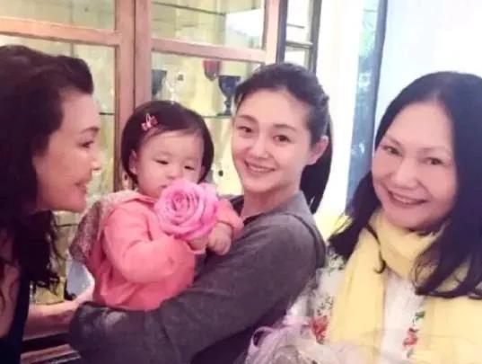 S妈回应是否会与孙子争遗产
       即日，针对网友质疑其是否会与孙子争夺大