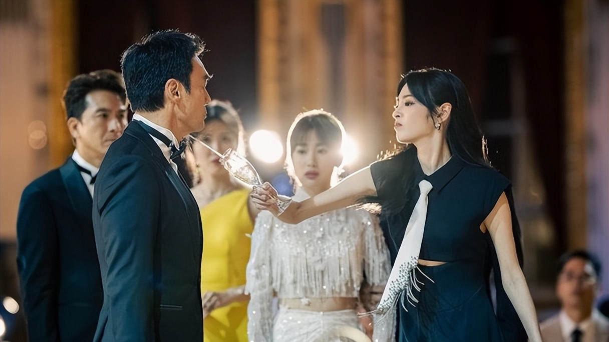 港姐亚军与百万网红拍片，曾因曝料星途受阻，今发力事业无心恋爱