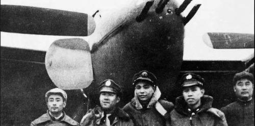 1949年，解放战争已呈摧枯拉朽之势。国军一支轰炸机中队，深明大义，决心投奔解放