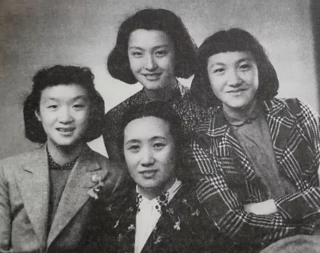 董竹君结婚后连生四女，怀第五胎时，她浑身浮肿，鞋都穿不进。丈夫一脸嫌弃道：“一看