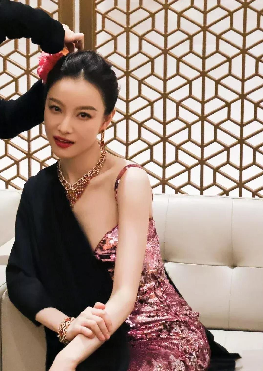 倪妮，你快闭嘴吧！
倪妮在一次媒体采访中说，
自己不算美女，被导演看中是因为，自