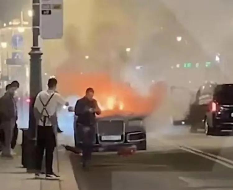 泽连斯基团队挺而走险了吗？近日莫斯科市中心发生了爆炸，总统车队遇袭，这疑似是乌方