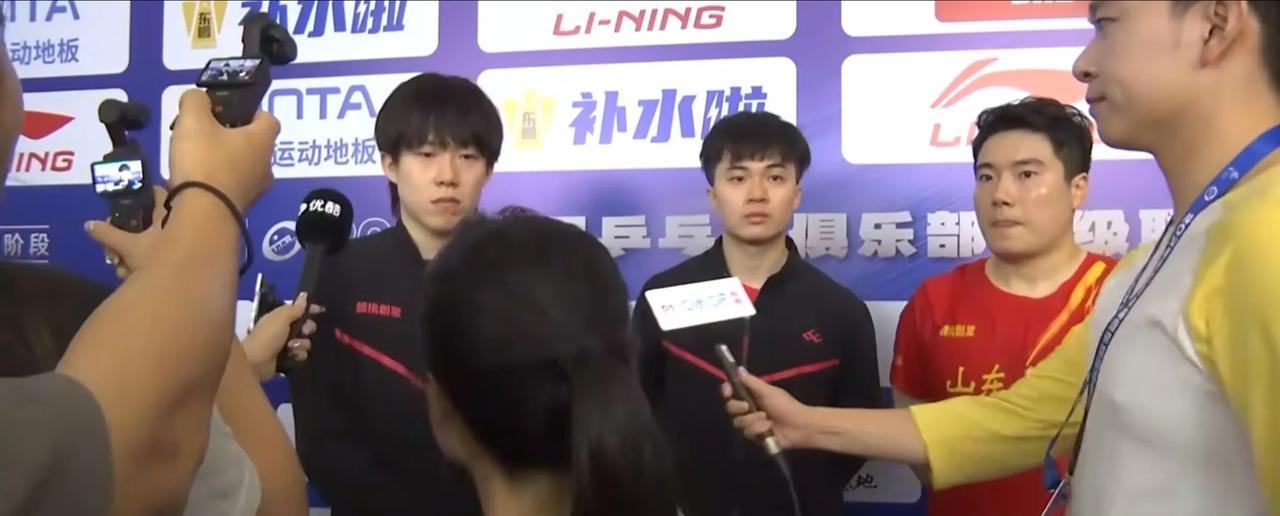 王楚钦：咋唰唰唰突然冒这么多话筒。
刚刚结束的比赛中，山东魏桥3-0战胜汕头明润
