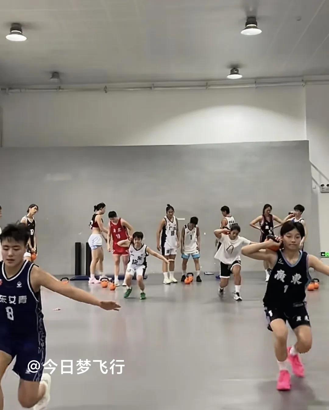 杜锋从广东队抽派体能教练去指导广东女篮训练！
目前，广东省的运动队正在二沙训练中