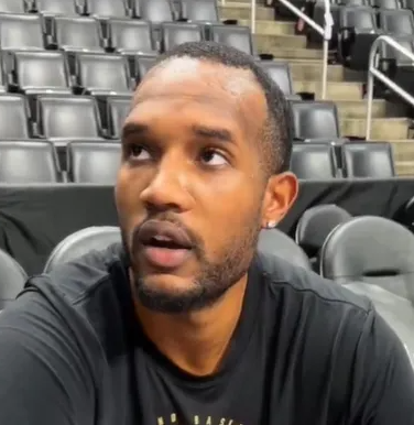 骑士内线埃文-莫布利今天接受了采访，谈到球队得到哈登后的情况。
“非常棒！他来之