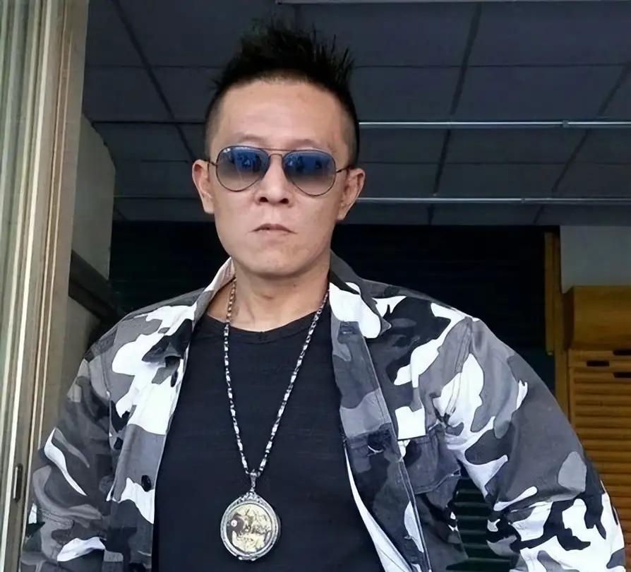 台湾艺人陈光在家中死亡多日，还是友人联系不上报警后警方才破门而入，当时房间里飘着