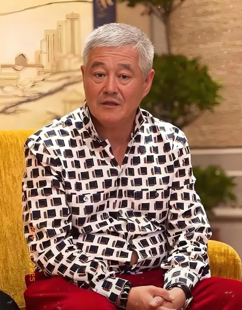 赵本山 ，

你们以为我只会演小品？

《鹊刀门传奇2》里我可是分饰两角，江湖大
