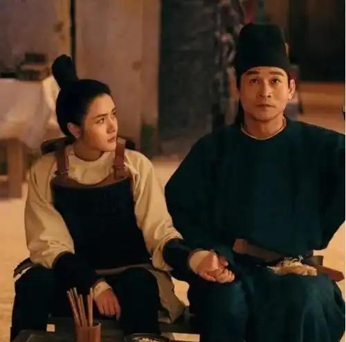 宰相元载被抄家，搜出六万斤胡椒，唐代宗震怒。



这惊天巨闻如同炸雷，瞬间撕裂